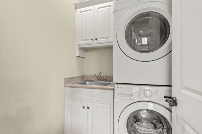 Building Photo - Luxury Highland Park Condo with gas and water