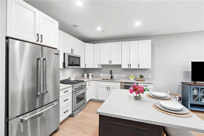 Building Photo - 350 Oliver Ave