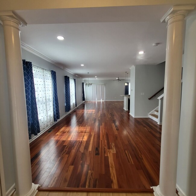 Building Photo - End unit townhome in Newark - 4 bedrooms, ...