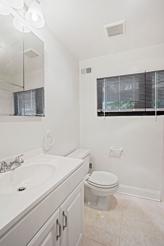 Building Photo - Wonderful Woodley 1 Bedroom with Parking