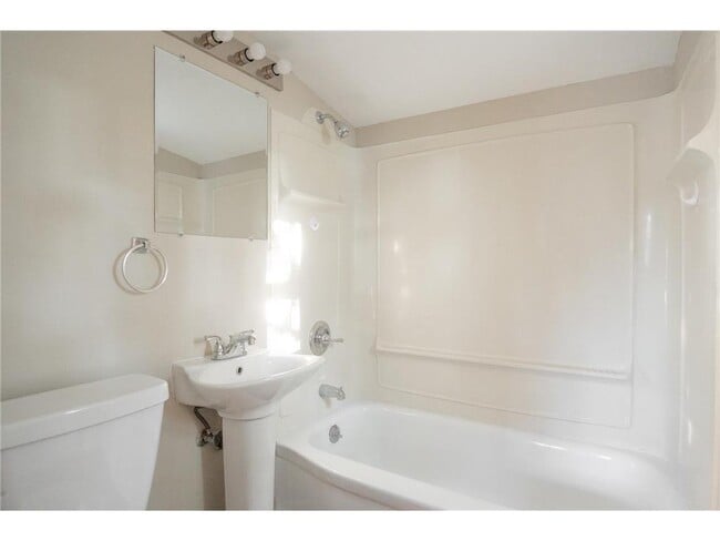 Building Photo - 608 7th Ave S