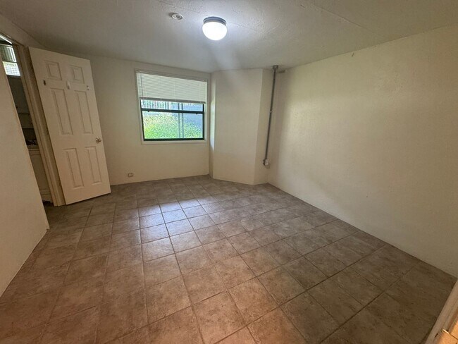 Building Photo - 6/3 within Walking Distance to Campus!!