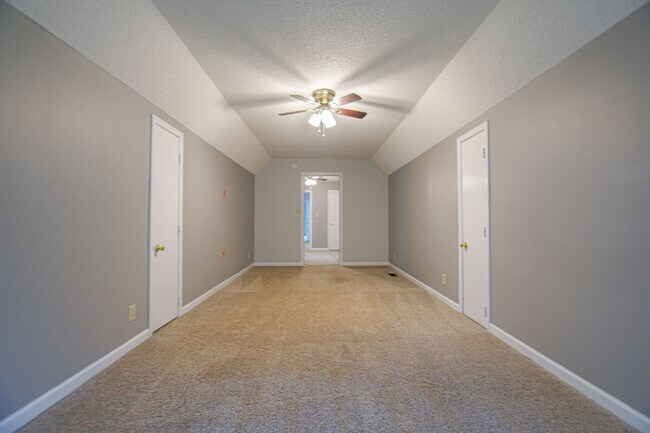 Building Photo - Pet Friendly Three Bedroom!