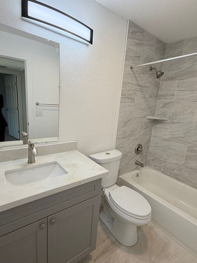 Building Photo - 401-403 Elizabeth Way