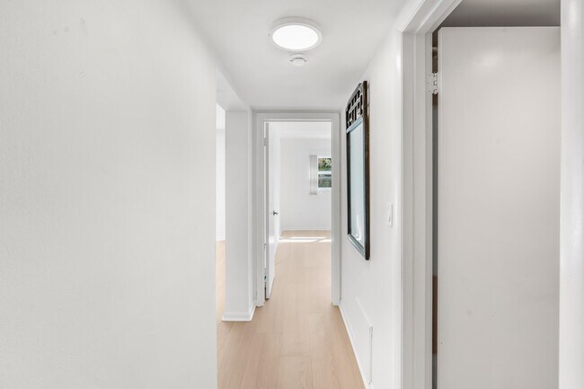 Building Photo - 200 E Royal Palm Rd