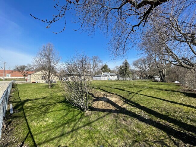 Building Photo - 11 Shagbark Rd