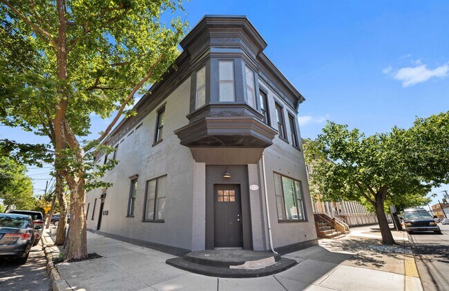 Building Photo - 424 Woodlawn Ave