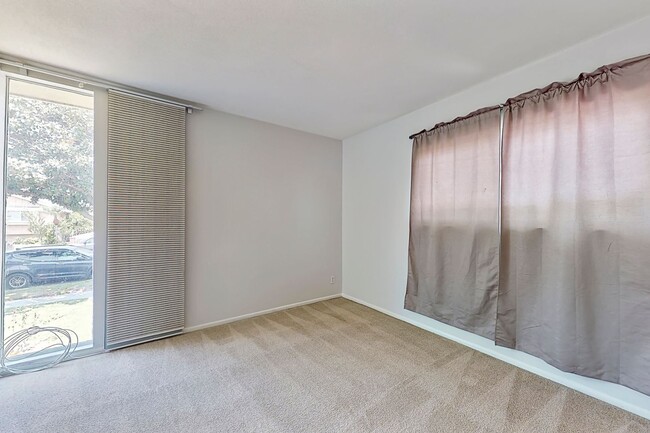 Building Photo - Large Family home - 4 Bedroom / 3 Bath