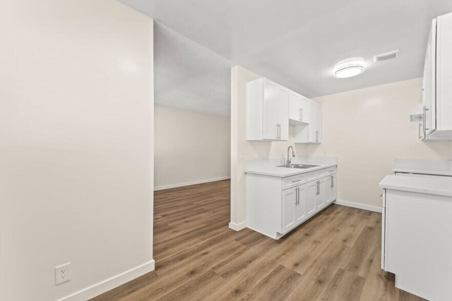 Building Photo - 862 W 84th St