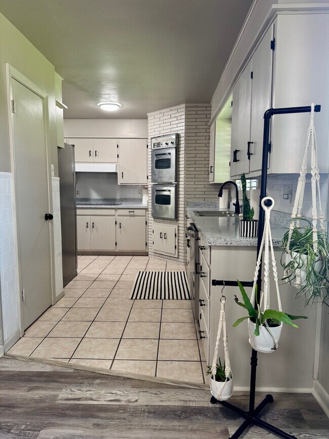 Building Photo - "Charming 3-Bedroom Gem with 2 Full Baths on 54th Street – Spacious 1,725 Sq Ft Haven in Lubbock!"