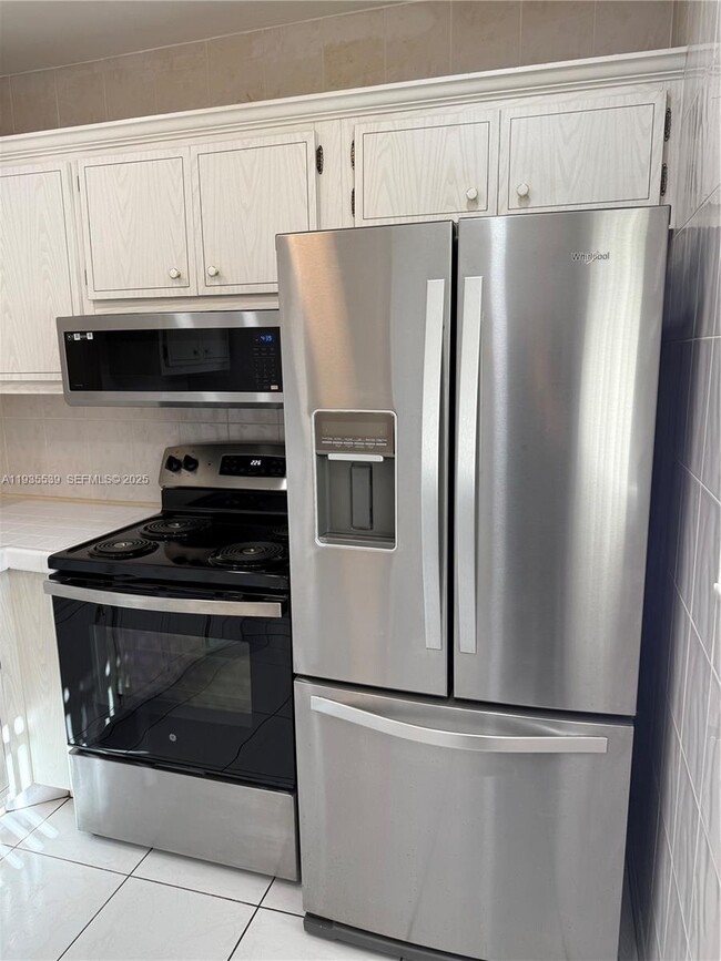 Building Photo - 5061 W Oakland Park Blvd