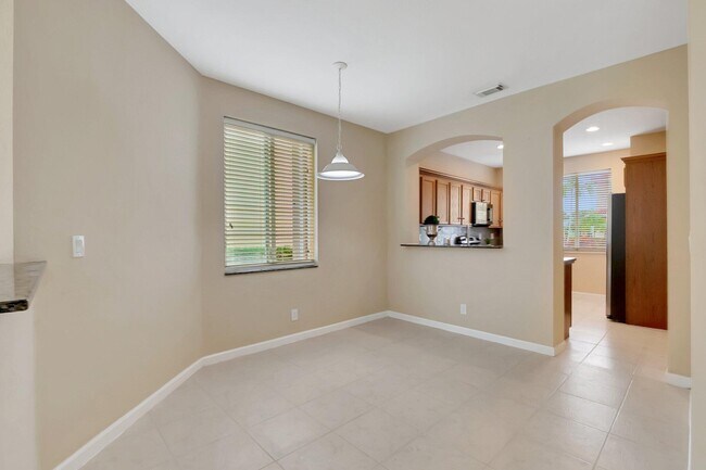 Building Photo - 3021 N Evergreen Cir