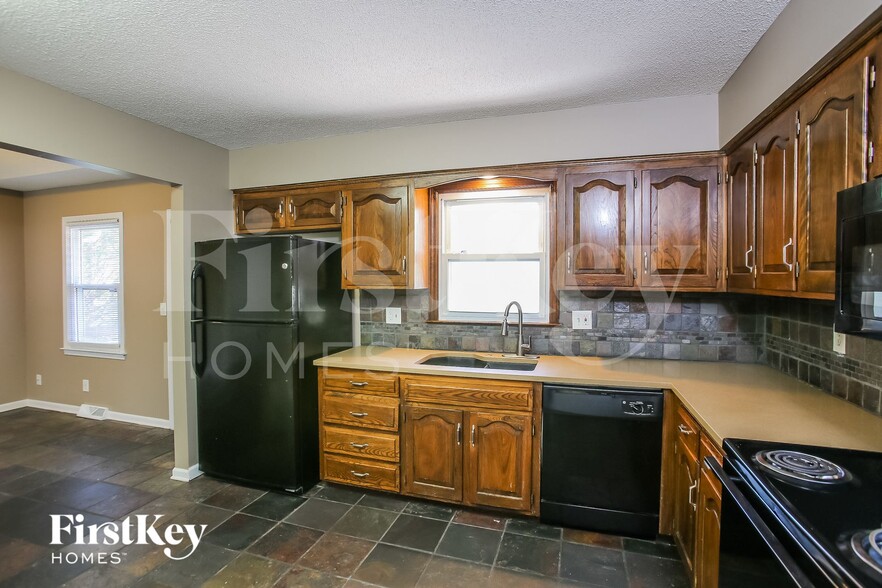 Building Photo - 3720 NE Antioch Rd