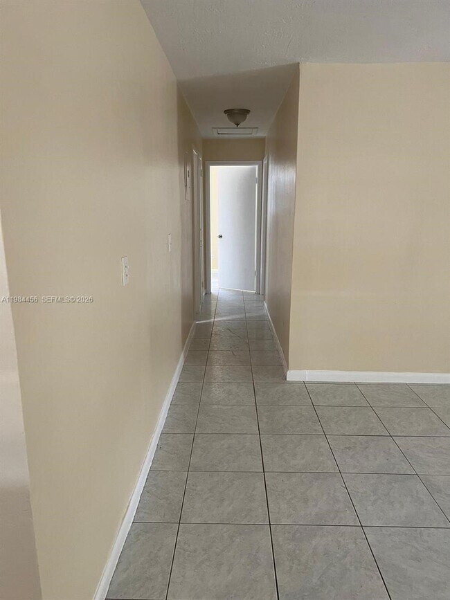 Building Photo - 1020 W 2nd St