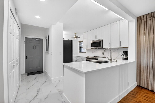 Building Photo - 2975 SW 22nd Ave