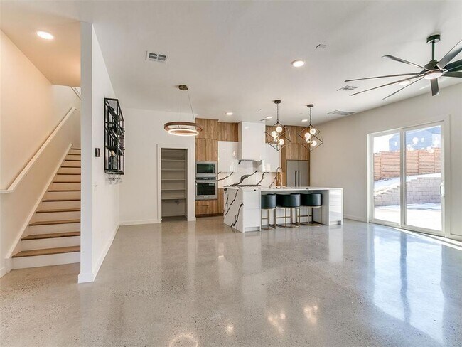 Building Photo - 605 N Idaho Ave