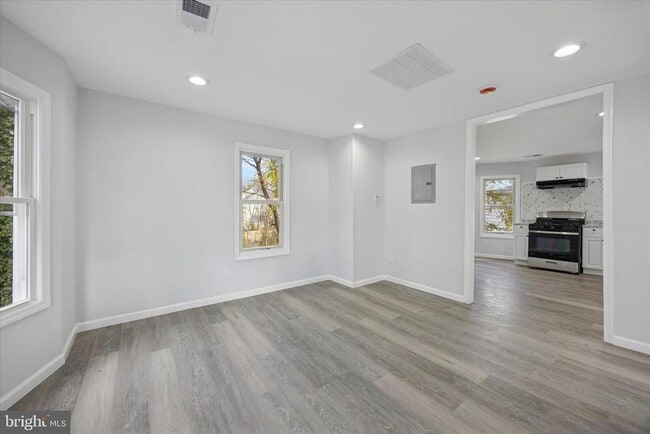 Building Photo - 566 Rutherford Ave