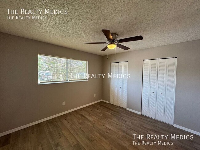 Building Photo - 836 W Rosewood Ln