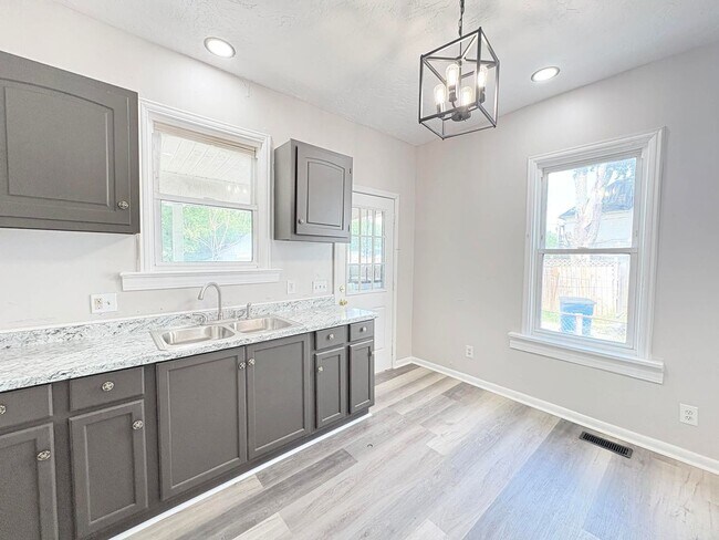 Building Photo - 2552 Foraker Ave