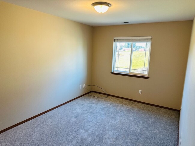 Building Photo - Charming Updated Property in Amazing Neighborhood