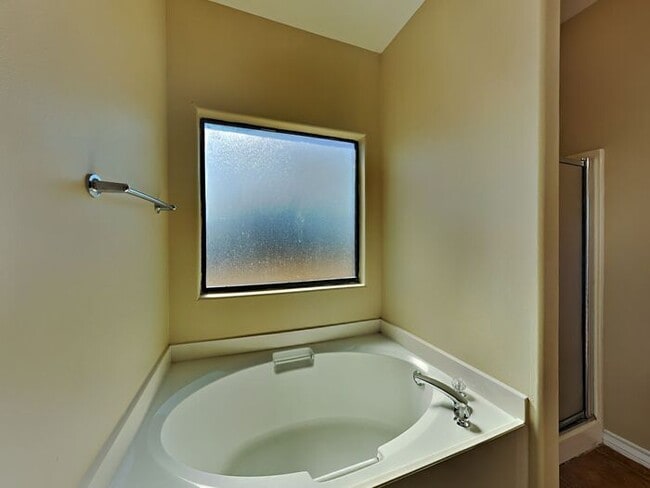 Building Photo - No Application Fee* $500 off first months ...