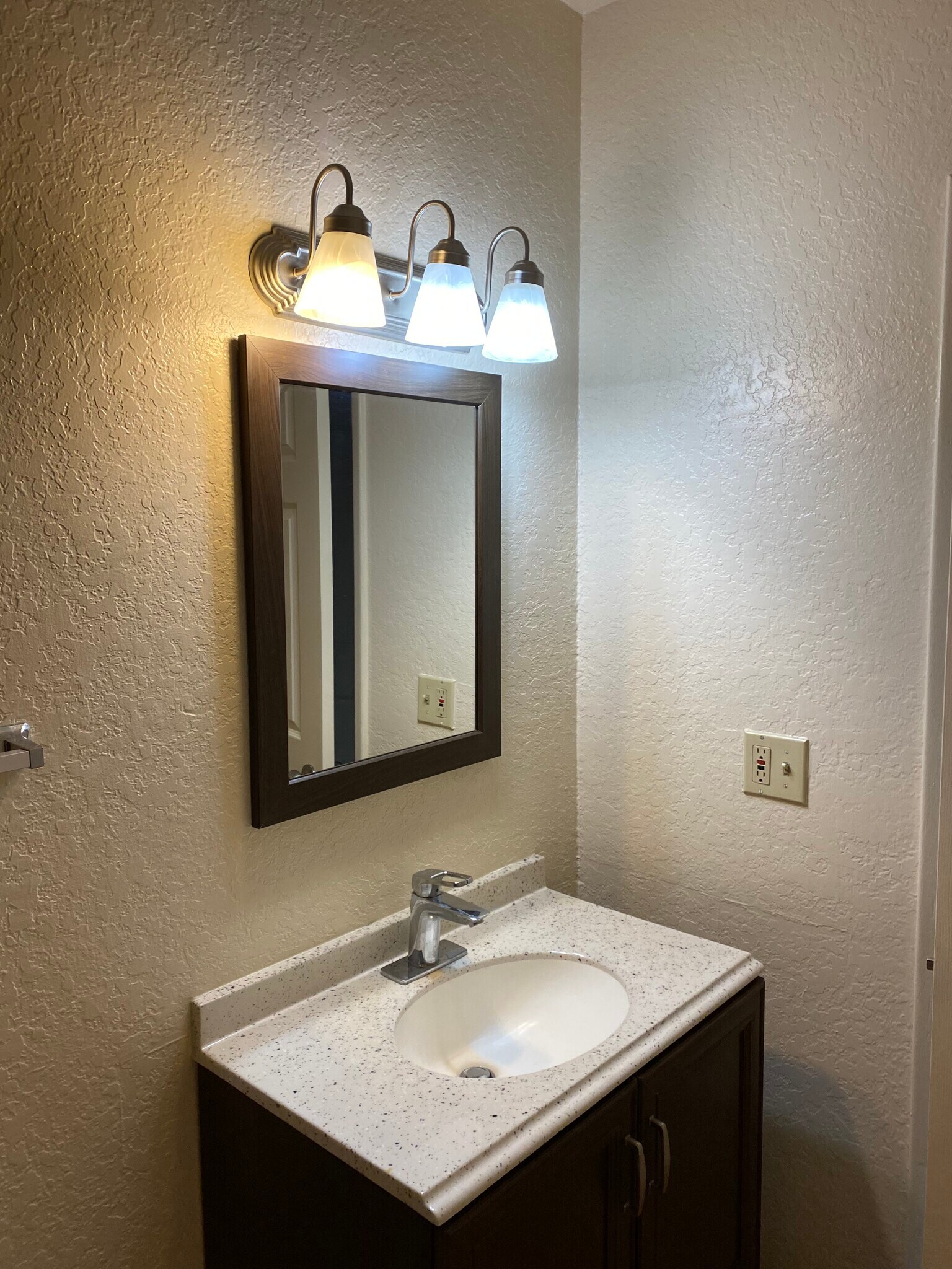 Building Photo - 923 N Swan Rd