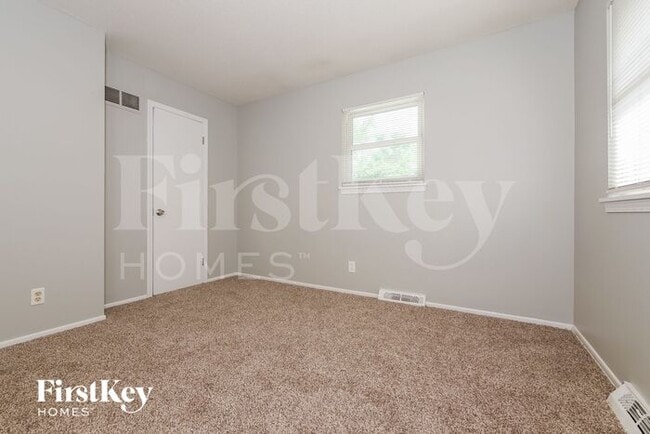 Building Photo - 5340 N White Ave