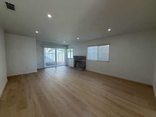 Building Photo - 4783 Mayflower Way