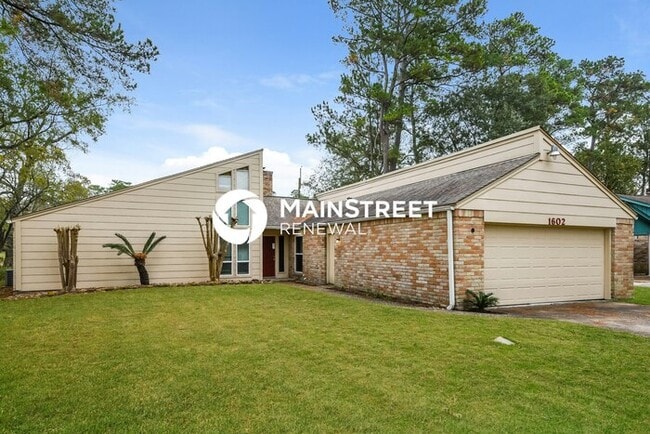 Building Photo - 4 Bedroom Pet-Friendly Home in Houston, TX with Main Street Renewal