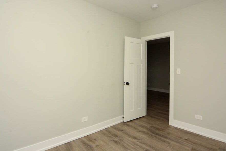 Building Photo - 722 W Brompton