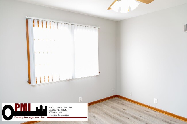 Building Photo - 2 Bedroom and 1.5 Bathroom Apartment Avail...