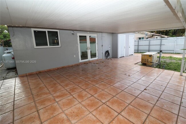 Building Photo - 230 SW 30th Ave