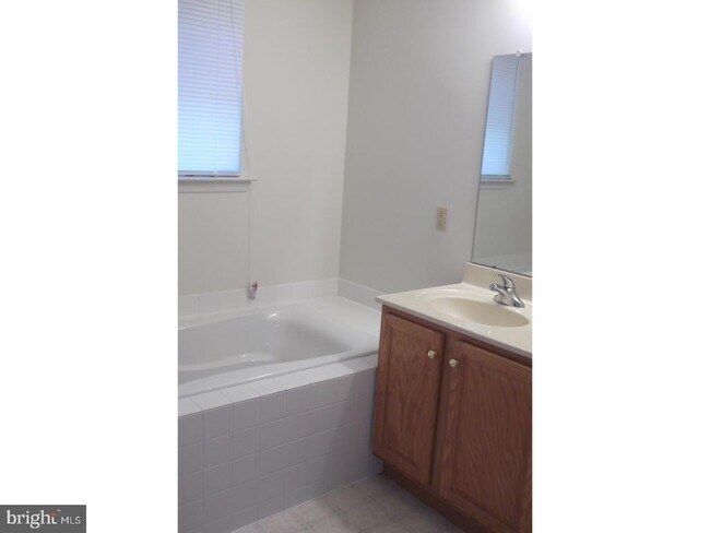 Building Photo - 108 Fairway Dr