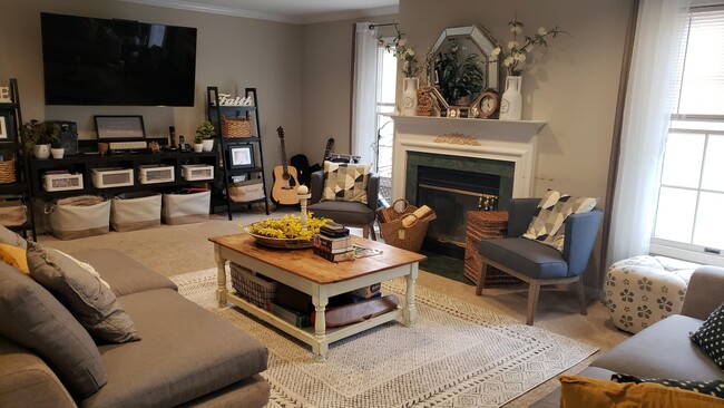 Expansive family room (note: all furnishings have been removed) - 13 Steeple Ct