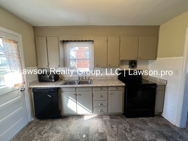 Building Photo - Three Bedroom Home - Convenient Location!