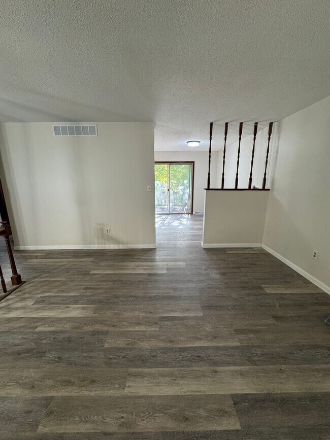 Building Photo - 2612-2614 Morning Glory Dr