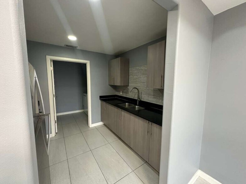 Building Photo - 1421 W Harrison Ave