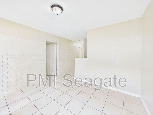 Building Photo - 2711 NW 1st St