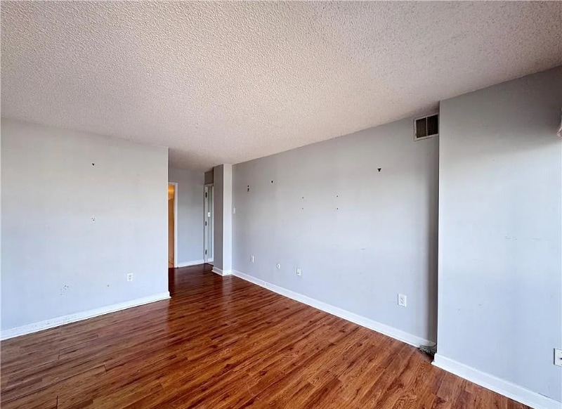 Building Photo - 2830 Shore Dr