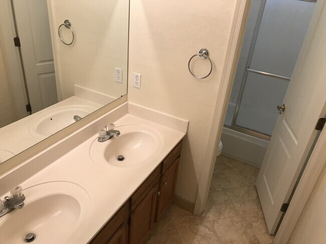 Building Photo - Gilbert Home - 5 Bed + Den & 2.75 Bath with Beautiful Pebble Teck Pool