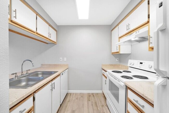 Building Photo - Spacious 2 Bed, 1.5 Bath. townhome with Washer and Dryer!