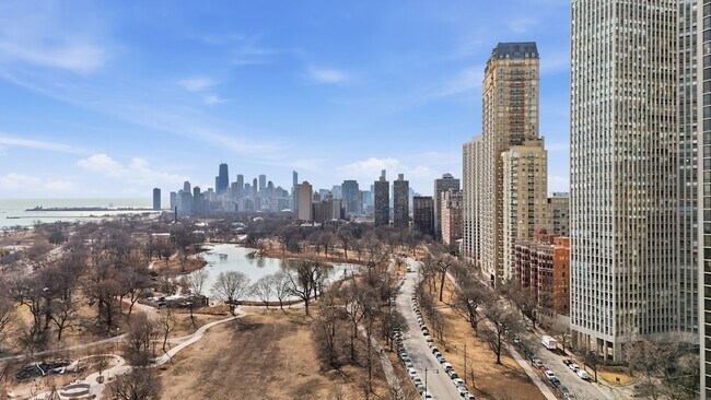 Building Photo - 2626 N Lakeview Ave