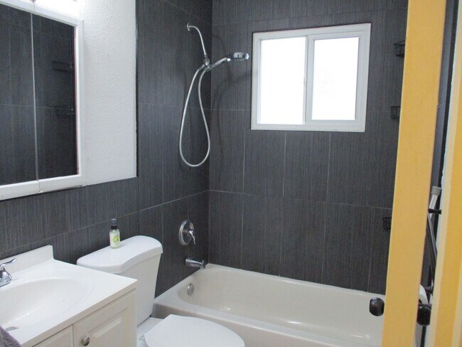 Building Photo - Adorable 3 Bedroom, 1 Bathroom Home in Tacoma