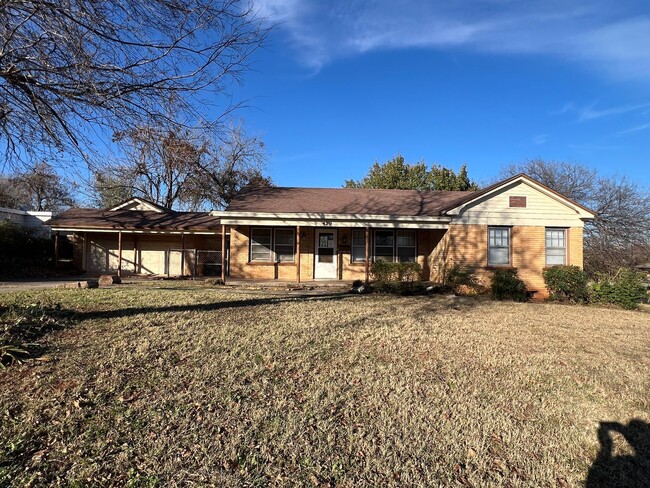 Building Photo - Start The New Year Here! 3 Bedroom, 1 Blk. So.of UCO