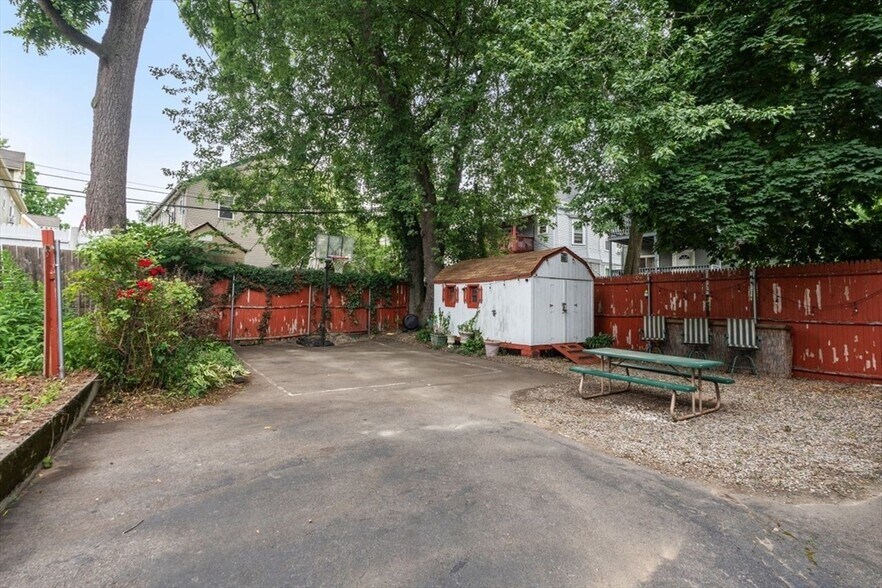 Primary Photo - 7 Howe St