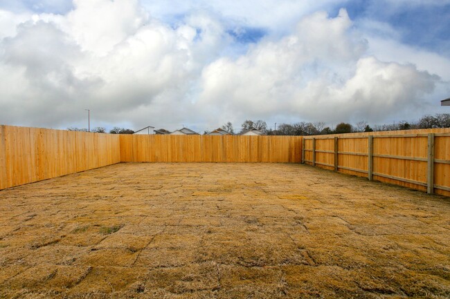 Building Photo - 3 Bedrom 2 bath with a 2 car garage