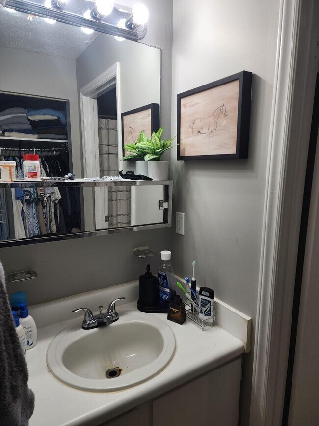 Building Photo - 562 Woodland Ave