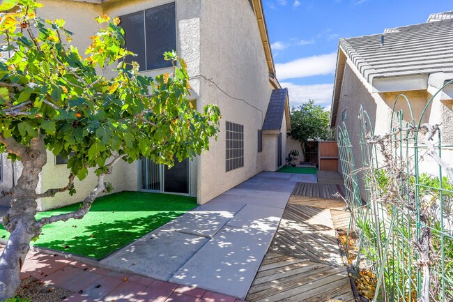 Building Photo - West Las Vegas Home With 1st Floor Primary...