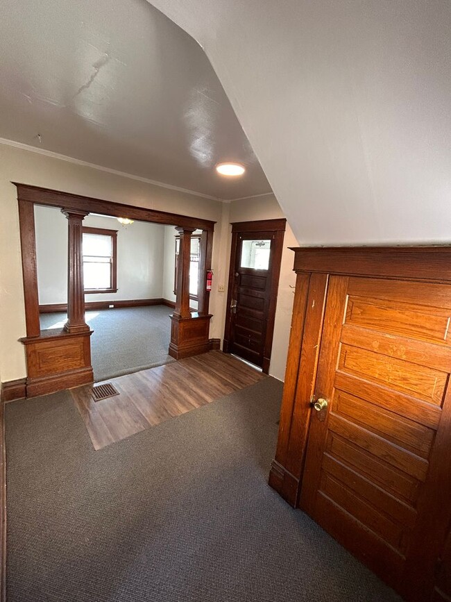 Building Photo - 808 W Walnut St