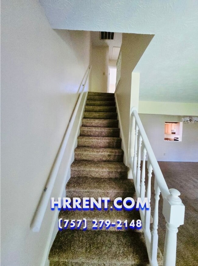 Building Photo - Lovely 2 Bedroom 2.5 Bathroom Townhouse lo...
